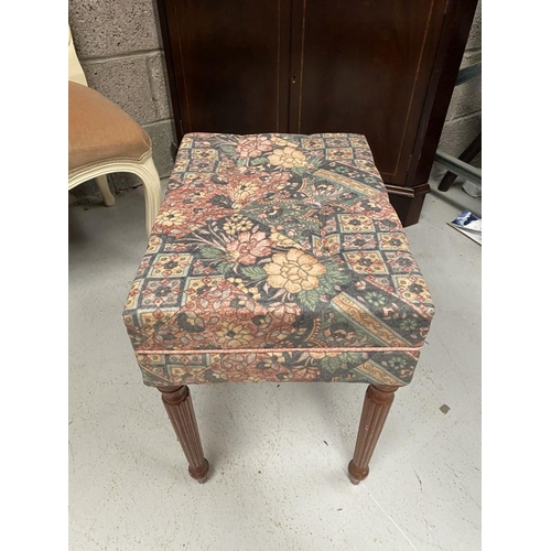 176 - A FINE MAHOGANY FOOTSTOOL, with upholstered seat on turned fluted leg with spade feet. Dimensions: 5... 