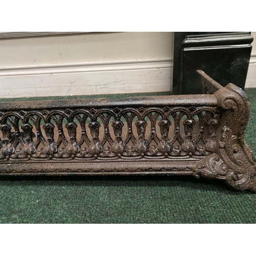 181 - A GOOD NEAT SIZED CAST FIRE FENDER, with scrolling openwork design, dimensions: 104cm wide x 17.5cm ... 