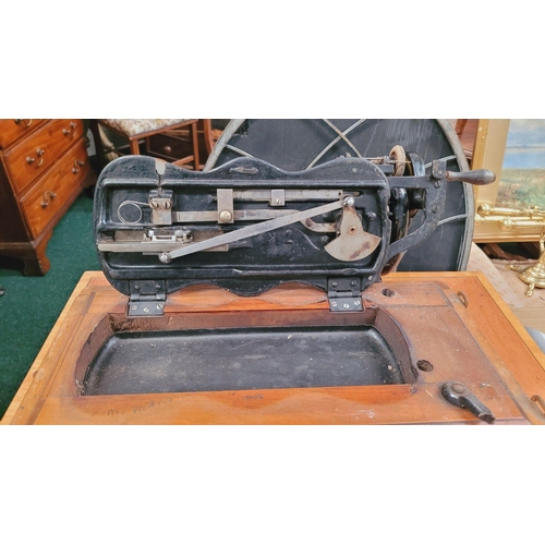 188 - A 19TH CENTURY HAND-CRANK FIDDLE-BASE SINGER SEWING MACHINE, a beautiful piece of antique machinery;... 