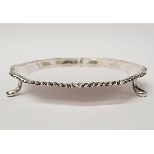 19 - AN IRISH SOLID SILVER SALVER DISH FOR CORK SILVERSMITH WILLIAM EGAN, with scalloped shape to the edg... 