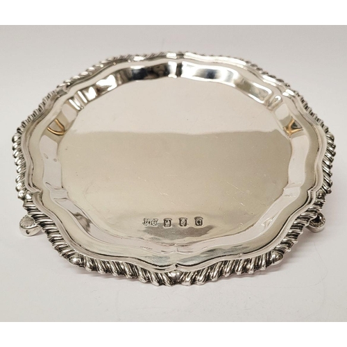 19 - AN IRISH SOLID SILVER SALVER DISH FOR CORK SILVERSMITH WILLIAM EGAN, with scalloped shape to the edg... 