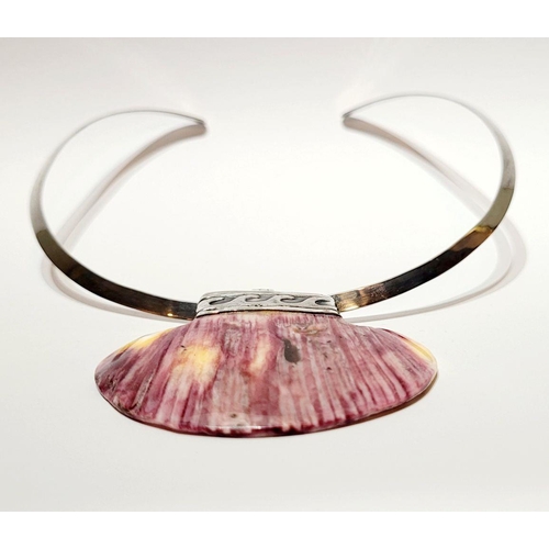 191 - A UNIQUE SILVER CLAM SHELL NECKLACE, with a silver curved open ended necklace having a large silver ... 