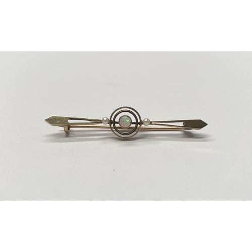 196 - AN EXCELLENT YELLOW GOLD OPAL AND SEEDED PEARL BAR BROOCH, with central opal in decorative double ri... 