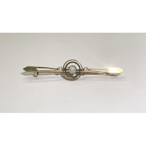 196 - AN EXCELLENT YELLOW GOLD OPAL AND SEEDED PEARL BAR BROOCH, with central opal in decorative double ri... 