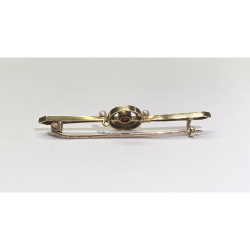 196 - AN EXCELLENT YELLOW GOLD OPAL AND SEEDED PEARL BAR BROOCH, with central opal in decorative double ri... 