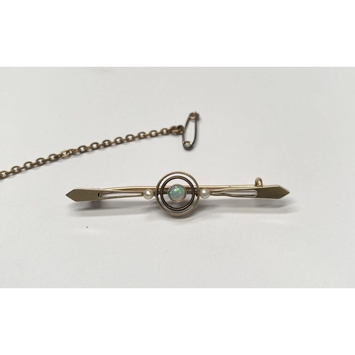 196 - AN EXCELLENT YELLOW GOLD OPAL AND SEEDED PEARL BAR BROOCH, with central opal in decorative double ri... 