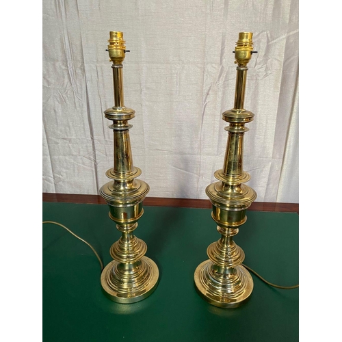 22 - A PAIR OF VERY GOOD QUALITY POLISHED BRASS RING TURNED BRASS TABLE LAMPS, both measuring 59cm tall, ... 