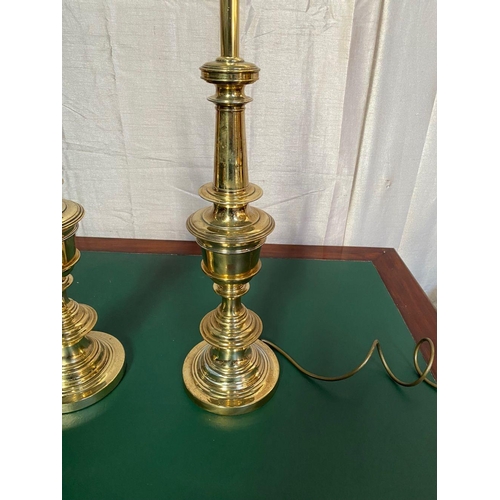 22 - A PAIR OF VERY GOOD QUALITY POLISHED BRASS RING TURNED BRASS TABLE LAMPS, both measuring 59cm tall, ... 