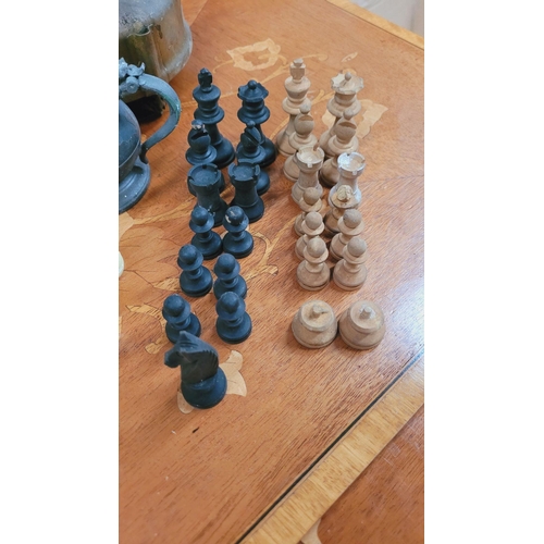 259 - A MIXED INTEREST LOT: includes; (i) A collection of chess & drafts pieces; one full set of black & w... 