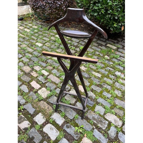 29 - A VINTAGE FRATELLI REGUITTI GENTLEMEN’S VALET STAND. A beautiful & sought after model; with Double-X... 