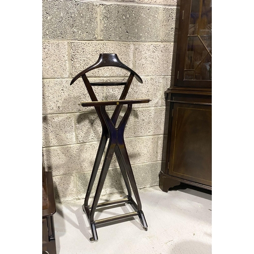 29 - A VINTAGE FRATELLI REGUITTI GENTLEMEN’S VALET STAND. A beautiful & sought after model; with Double-X... 