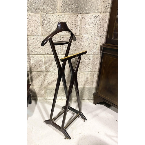 29 - A VINTAGE FRATELLI REGUITTI GENTLEMEN’S VALET STAND. A beautiful & sought after model; with Double-X... 