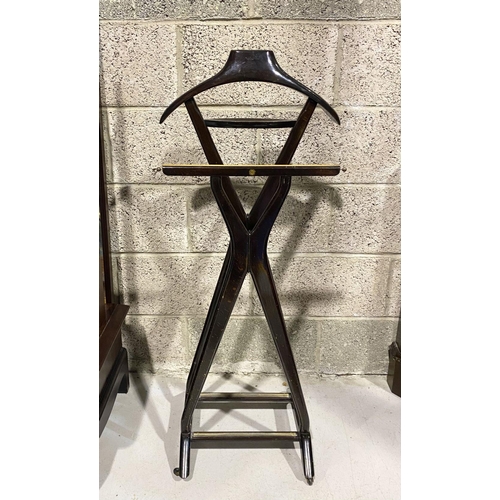 29 - A VINTAGE FRATELLI REGUITTI GENTLEMEN’S VALET STAND. A beautiful & sought after model; with Double-X... 