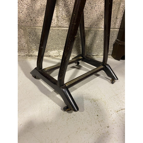 29 - A VINTAGE FRATELLI REGUITTI GENTLEMEN’S VALET STAND. A beautiful & sought after model; with Double-X... 