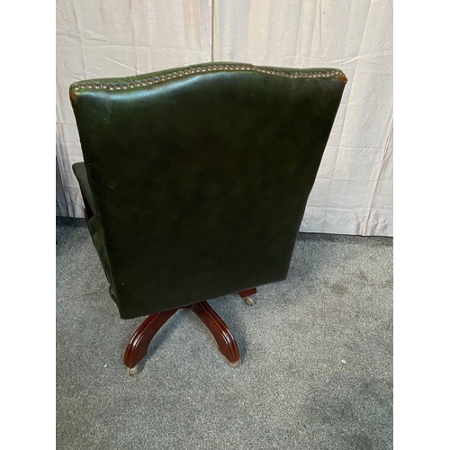 34 - A VERY GOOD QUALITY GREEN LEATHER BUTTON BACKED ADJUSTABLE OFFICE CHAIR, the raised arm rests with p... 