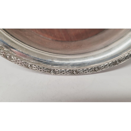 40 - A VERY FINE IRISH 1960S SILVER DECANTER COASTER / HOLDER, a nice simple silver body with a rim decor... 