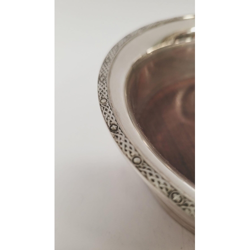 40 - A VERY FINE IRISH 1960S SILVER DECANTER COASTER / HOLDER, a nice simple silver body with a rim decor... 