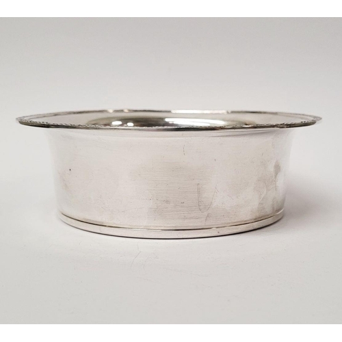 40 - A VERY FINE IRISH 1960S SILVER DECANTER COASTER / HOLDER, a nice simple silver body with a rim decor... 