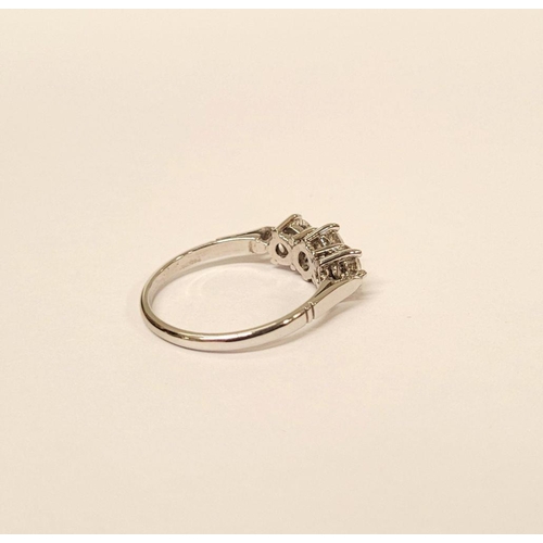 46 - A VINTAGE YELLOW GOLD THREE STONE DIAMOND RING, a pretty setting, perfect for any occasion. Ring siz... 