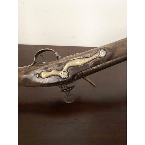 50 - AN ANTIQUE ‘BANDON UNION’ FLINTLOCK MUSKET GUN, c.1800 with rifled barrel and simplistic constructio... 