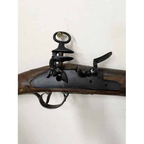 50 - AN ANTIQUE ‘BANDON UNION’ FLINTLOCK MUSKET GUN, c.1800 with rifled barrel and simplistic constructio... 