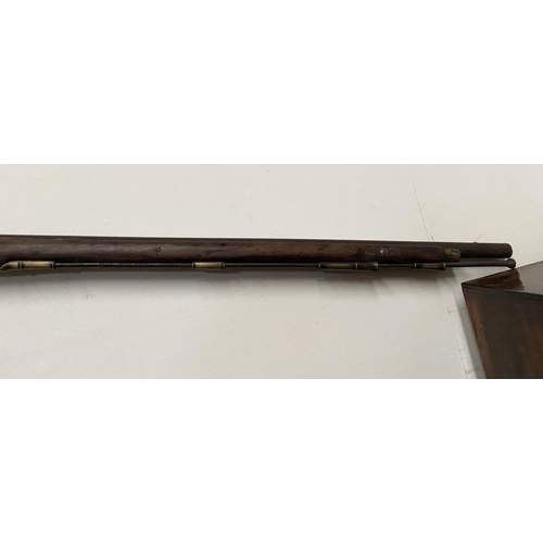 50 - AN ANTIQUE ‘BANDON UNION’ FLINTLOCK MUSKET GUN, c.1800 with rifled barrel and simplistic constructio... 