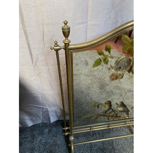 54 - A LATE 19TH / EARLY 20TH CENTURY BRASS FRAMED MIRRORED FIRE SCREEN, the mirror pane decorated with h... 