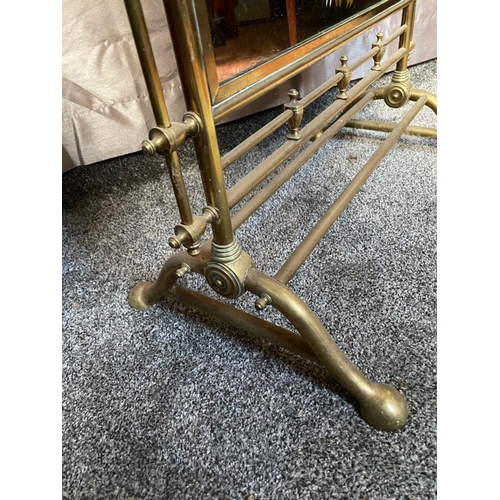 54 - A LATE 19TH / EARLY 20TH CENTURY BRASS FRAMED MIRRORED FIRE SCREEN, the mirror pane decorated with h... 