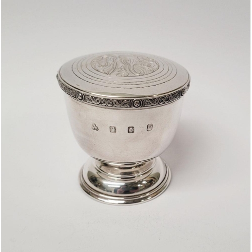 64 - A NEATLY SIZED VERY GOOD QUALITY 20TH CENTURY IRISH GILT INTERIOR SILVER LIDDED HOST / ASH CONTAINER... 