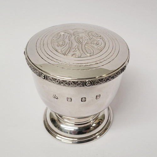 64 - A NEATLY SIZED VERY GOOD QUALITY 20TH CENTURY IRISH GILT INTERIOR SILVER LIDDED HOST / ASH CONTAINER... 