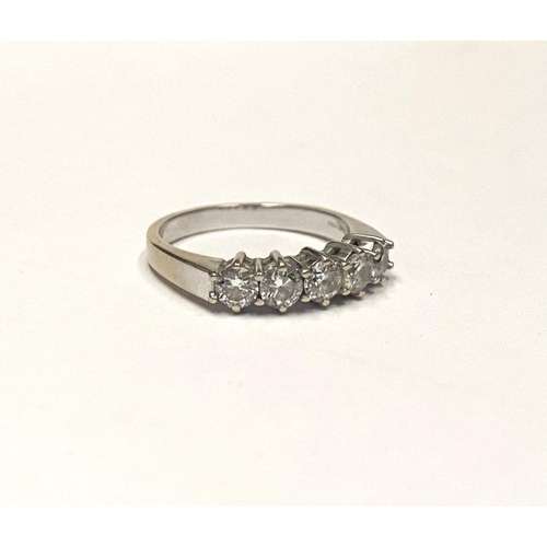 71 - AN EXCELLENT 18CT WHITE GOLD FIVE STONE DIAMOND RING, five brilliant round cut diamonds in raised cl... 