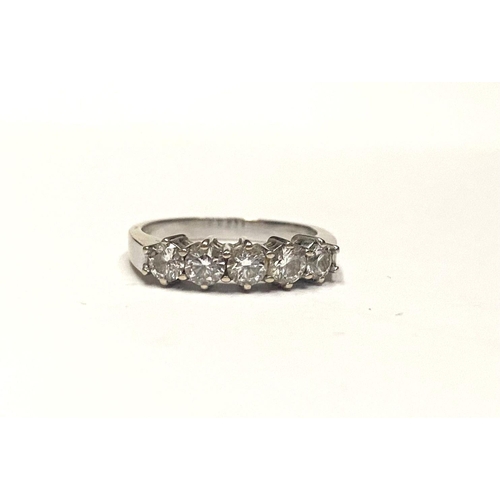 71 - AN EXCELLENT 18CT WHITE GOLD FIVE STONE DIAMOND RING, five brilliant round cut diamonds in raised cl... 