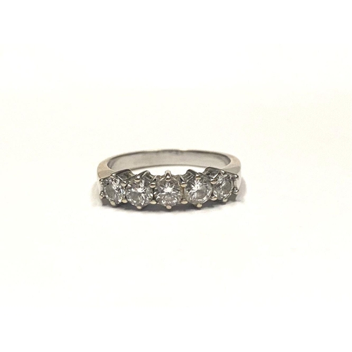 71 - AN EXCELLENT 18CT WHITE GOLD FIVE STONE DIAMOND RING, five brilliant round cut diamonds in raised cl... 