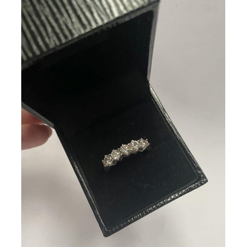 71 - AN EXCELLENT 18CT WHITE GOLD FIVE STONE DIAMOND RING, five brilliant round cut diamonds in raised cl... 