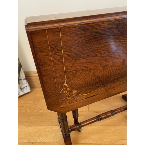 72 - A GREAT NEATLY SIZED ROSEWOOD INLAID DROP LEAF SUTHERLAND TABLE, the leaves & centre decorated with ... 