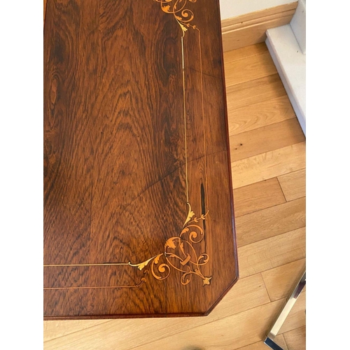 72 - A GREAT NEATLY SIZED ROSEWOOD INLAID DROP LEAF SUTHERLAND TABLE, the leaves & centre decorated with ... 