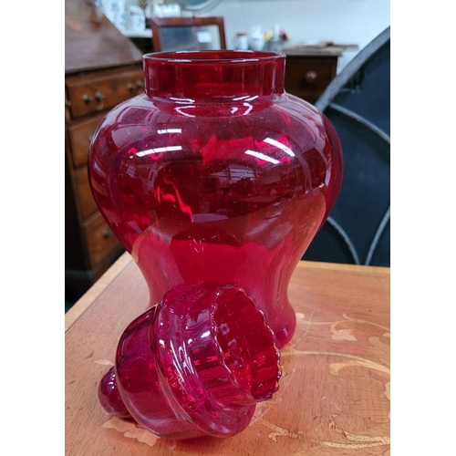 80 - A VERY GOOD QUALITY VINTAGE CRANBERRY RED GLASS APOTHECARY JAR / BON-BON JAR - with ruffle detail to... 