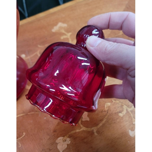 80 - A VERY GOOD QUALITY VINTAGE CRANBERRY RED GLASS APOTHECARY JAR / BON-BON JAR - with ruffle detail to... 