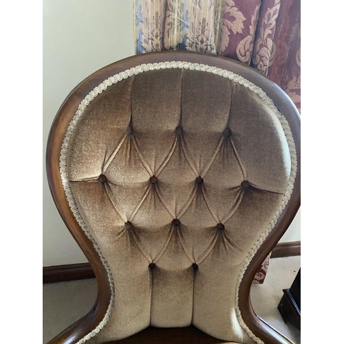 82 - A MAHOGANY UPHOLSTERED SPOONBACK NURSING CHAIR, with button back upholstery, mahogany frame, standin... 