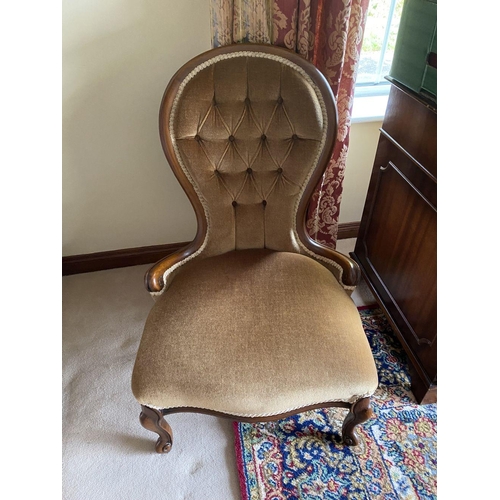 82 - A MAHOGANY UPHOLSTERED SPOONBACK NURSING CHAIR, with button back upholstery, mahogany frame, standin... 