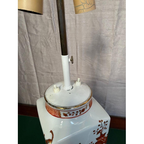 90 - A GOOD QUALITY PORCELAIN HAND PAINTED TABLE LAMP, with a double bulb fitting, the body a tapered gla... 