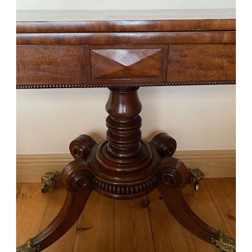 91 - A REALLY GORGEOUS REGENCY MAHOGANY & SATINWOOD TURN & FOLD-OVER CARD TABLE, lovely tiger mahogany de... 