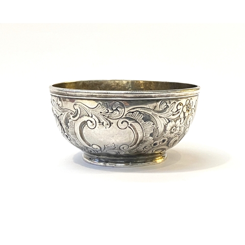 32 - A VERY EARLY 19TH CENTURY SILVER BOWL DECORATED WITH REPOUSEÉ FLORAL & FOLIAGE DECORATION ALL OVER, ... 