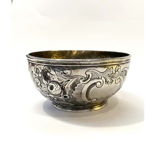 32 - A VERY EARLY 19TH CENTURY SILVER BOWL DECORATED WITH REPOUSEÉ FLORAL & FOLIAGE DECORATION ALL OVER, ... 