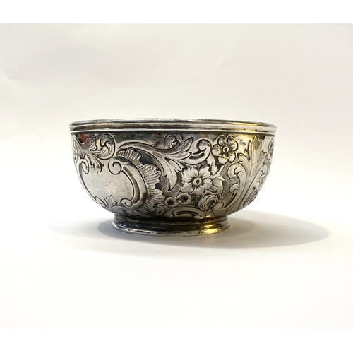 32 - A VERY EARLY 19TH CENTURY SILVER BOWL DECORATED WITH REPOUSEÉ FLORAL & FOLIAGE DECORATION ALL OVER, ... 