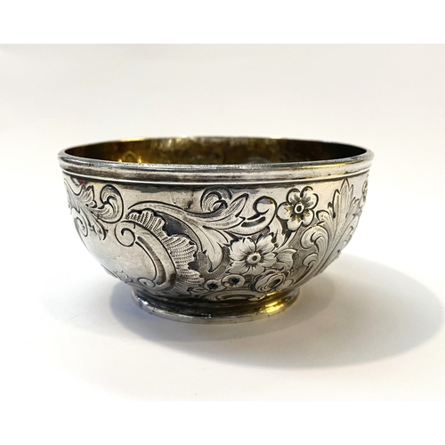 32 - A VERY EARLY 19TH CENTURY SILVER BOWL DECORATED WITH REPOUSEÉ FLORAL & FOLIAGE DECORATION ALL OVER, ... 