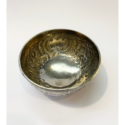 32 - A VERY EARLY 19TH CENTURY SILVER BOWL DECORATED WITH REPOUSEÉ FLORAL & FOLIAGE DECORATION ALL OVER, ... 