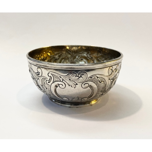 32 - A VERY EARLY 19TH CENTURY SILVER BOWL DECORATED WITH REPOUSEÉ FLORAL & FOLIAGE DECORATION ALL OVER, ... 