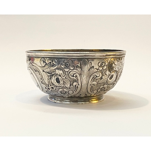 32 - A VERY EARLY 19TH CENTURY SILVER BOWL DECORATED WITH REPOUSEÉ FLORAL & FOLIAGE DECORATION ALL OVER, ... 