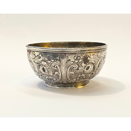 32 - A VERY EARLY 19TH CENTURY SILVER BOWL DECORATED WITH REPOUSEÉ FLORAL & FOLIAGE DECORATION ALL OVER, ... 